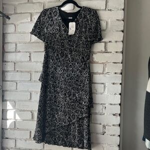 Black & White Swirl Print Short Sleeve Dress pleated swirl dress
